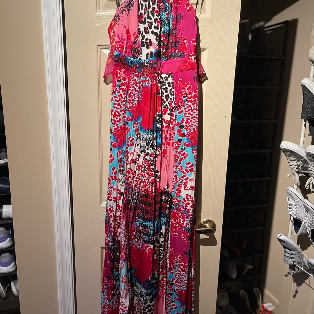 Beautiful colored print maxi dress size small.